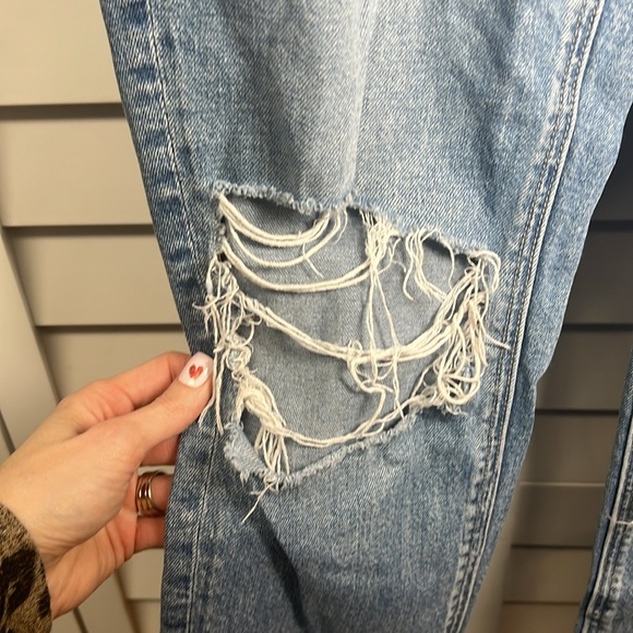 American Eagle High Rise Strigid Ripped Mom Jeans Size 4 Regular Medium Wash - Picture 7 of 14